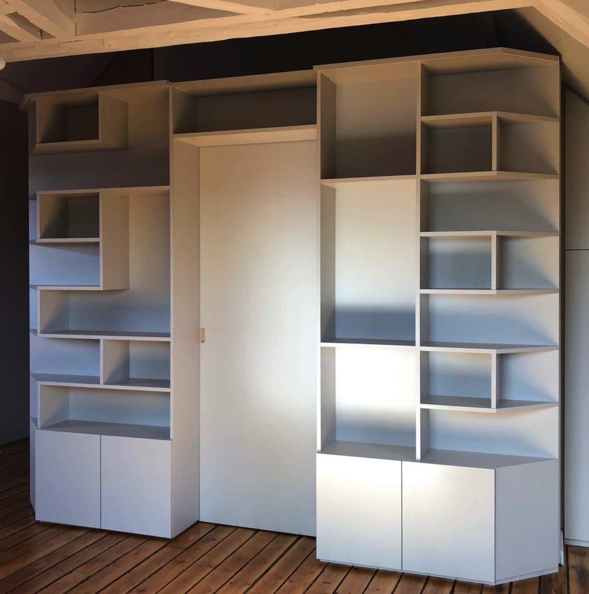 Bibliothèque avec passage