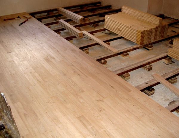 Parquet châtaignier en cours de pose